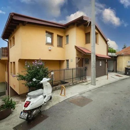 Yellow House Apartman *