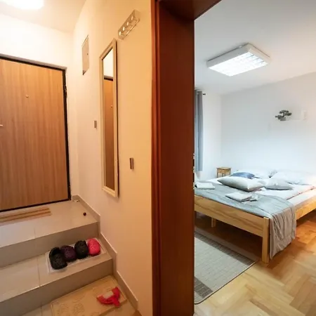 Yellow House Apartman *