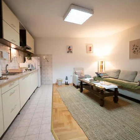 Apartman Yellow House