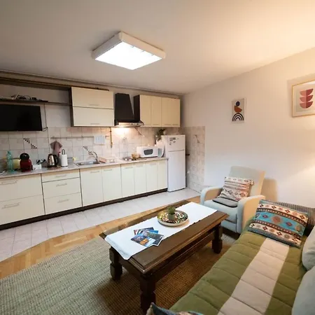 Yellow House Apartman