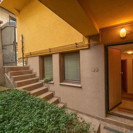 Apartman Yellow House *