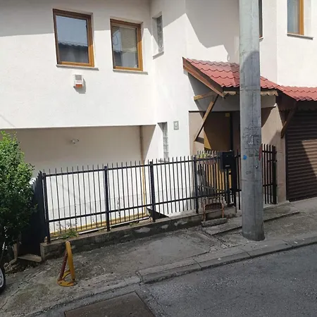 Yellow House דירה
